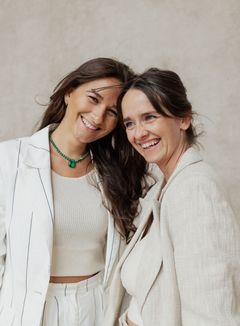 Marianne Gellert og Amalie Bendixen, der er kvinderne bag podcasten Astropod og datingprogrammet ”Matchet på Mælkevejen” .Foto: Alona Vibe.