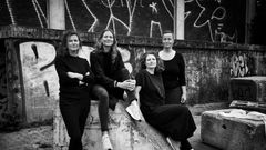 Kunstnergruppen Tokyo Blue består af (fra venstre) Lys- og rumdesigner Silla Findstrøm Herbst, kunsthistoriker og kunstnerisk rådgiver Helle Frøjk Knudsen, lys- og tekstildesigner Katrin Barrie Larsen og billedkunstner og ingeniør Astrid Espenhain.