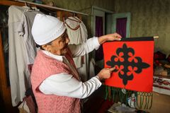Kirgisistan: Kvinde med håndarbejde. Foto: Maria Loew