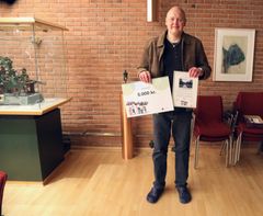 Jørn Naundrup Nielsen med sit diplom og gavekort for titlen som vinder af Ishøjs Klima- og Miljøpris 2019.
