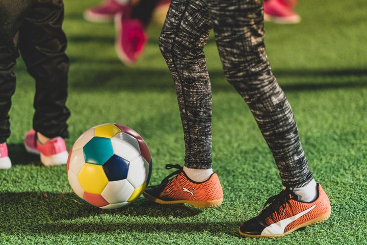 Sjov, glæde og boldleg skal få flere piger til at snøre skoene og begynde til fodbold. Foto: DBU.