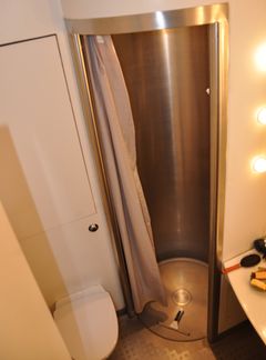 I flere af de lette badeværelsesløsninger er der anvendt en stålmembran til at sikre vandtætheden, enten i dækkonstruktionen eller, som vist på billedet, i selve brusekabinen. (Foto: SBi)