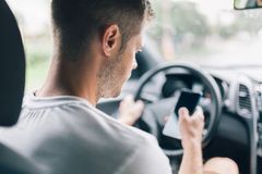 Det er særligt mobiltelefonen, der stjæler de danske trafikanters opmærksomhed i trafikken. Hele 51 % af danskerne kan finde på at læse sms’er, når de kører bil, mens 46 % kan finde på at skrive og sende sms’er.