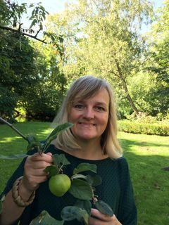 Bettina Buhl ved sit eget æbletræ