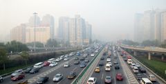 Biltrafikken står for en stor del den luftforurening, der gør mennesker syge. Billedet her er fra Beijing, hvor smoggen hænger tungt over den sekssporede motorvej. Foto: Colourbox