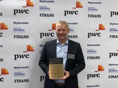 Anders Spiegelhauer, sektionschef hos FLD, modtager prisen på vegne af Lasse Secher Houengaard, Temaprisvinder 2019 i region Sjælland