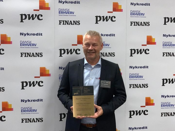 Anders Spiegelhauer, sektionschef hos FLD, modtager prisen på vegne af Lasse Secher Houengaard, Temaprisvinder 2019 i region Sjælland