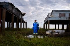 Jasper Doest (Holland) portrætterer, hvordan klimaforandringer påvirker boligbyggeri i det sydvestlige Zambia.
Lubinda Lubinda er stationsleder for Zambezi-flodens tilsynsmyndighed. Lavere vandstande har betydet, at hans nye hus (til højre i billedet) ikke behøvede at blive bygget så højt. Klimaforandringer og skovrydning medfører, at barotse-folket, der bor på flodsletten, oftere bliver udsat for tørkeperioder.
Både det mangfoldige dyreliv og befolkningen er afhængige af regelmæssige oversvømmelser. Vådområdet forsyner de lokale indbyggere med fisk, frugtbar jord og græsgange til deres husdyr. Og det er rigt på planter, der anvendes til stråtag og husholdningsartikler.