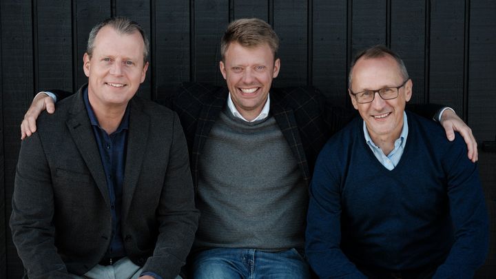Sten Nielsen er fortsat en del af hverdagen i de fire forretninger. Fra venstre er det Lars Bøgelund, Mikkel Friis og Sten Nielsen. Foto: home