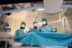 Hjerteklappatienter kan nu få en ny klap gennem lysken. Metoden er lige så sikker som en åben hjerteoperation