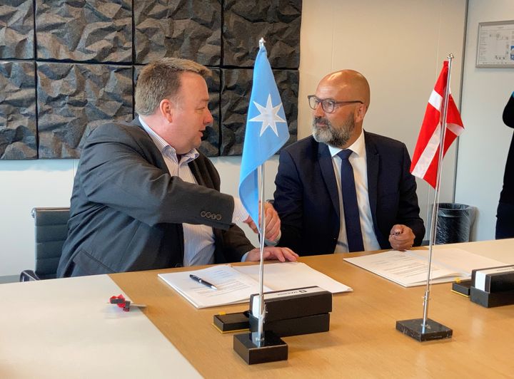 Claus Jensen fra Dansk Metal og Peter Corfitsen fra Maersk Air Cargo underskrev i dag den nye overenskomst