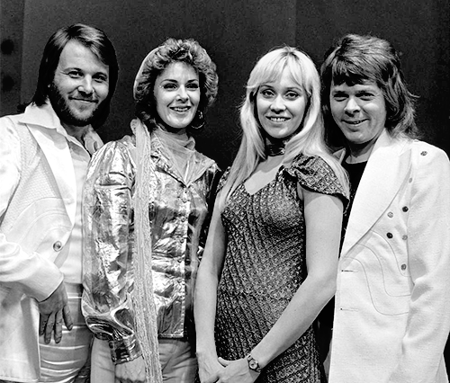 ABBA placerede sig solidt i musikhistorien og har opnået et samlet pladesalg på ca. 380 mio. plader. Nu kan du svælge en hel aften i ABBA-fortællinger, når Jan Eriksen står bag Rockgiganter og Mikrobryg på RAGNAROCK. Foto: AVRO, Wikimedia CC BY-SA 3.0 NL