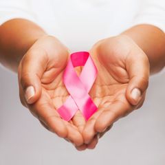 Kræftens Bekæmpelse udruller lige nu kampagnen ’Støt Brysterne’, og et af kampagnens budskaber er, at en tidlig diagnosticering er vigtig for overlevelseschancerne. Foto: Colourbox.