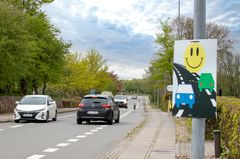 I 2018 blev den første 2 minus 1 vej anlagt i Esbjerg Kommune.  Her passerer to biler hinanden på Guldagervej.