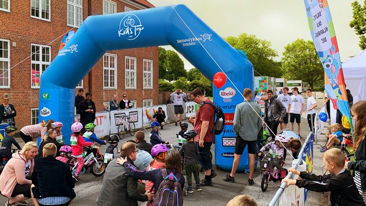 Cykelløbet Kids Tour er for børn i alderen 3-10 år. I 2021 bliver Sakskøbing en af værtsbyerne for løbet. (c)Kids Tour