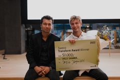 CEO i Sweco Dariush Rezai sammen med vinderen af årets Sweco Transform Award Jacob Matthiesen Jørgensen. Foto: Sweco