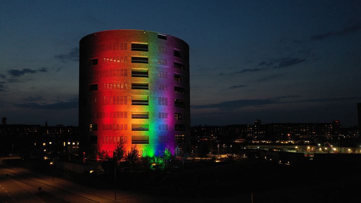 Regnbuens farver kommer igen i år til at pryde Trafiktårnet under Pride-ugen. Foto: Banedanmark.