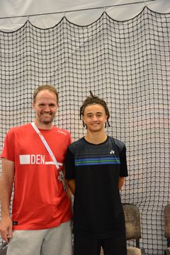 Guldvinder i badminton herresingle Salomon Thomasen og U15-landsholdstræner, Steen Thomsen. Martin Reinholt