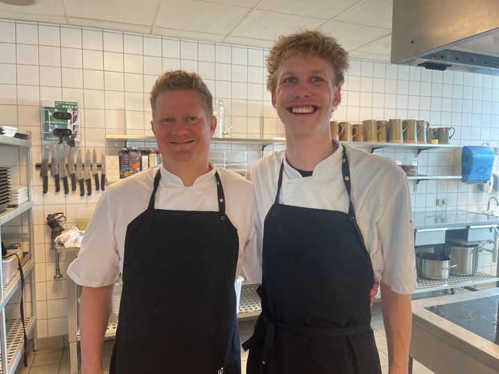 Køkkenchef Brian Sylvest Pedersen (tv) og kokkeelev Victor Søndergaard (th) i køkkenet ved Rambølls kantine i Aarhus