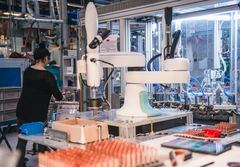 Operatørerne hos Danfoss Climate Solutions er superglade for at stå og arbejde sammen i cellen, fordi robotterne er støjfri og nemme at komme til at betjene.