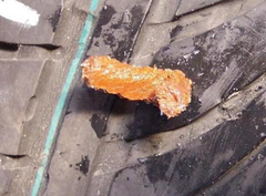 Dette dæk er nødtætnet udefra, hvilket ikke må gøres på lastbildæk.