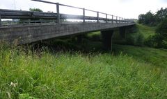 Motorvejsbroen over Alsted Mølleå bliver renoveret i perioden fra onsdag den 11. maj til midten af juli. Foto: Vejdirektoratet.