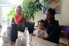Flygtningemor i Slagelse med datteren Solayna og sundhedsplejerske Anne Grethe Thede Jensen