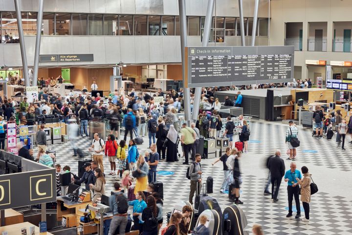 Passagerne er tilbage i Billund Lufthavn, og der er sitrende rejsestemning i terminalen igen.