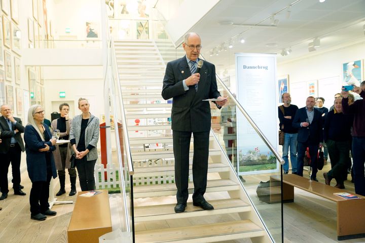 Formand Danmarks-Samfundet Erik Fage-Pedersen åbner udstillingen på Plakatmuseet.