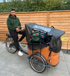 Azhar Iqbal, partner i LendNow, på vej til at udlåne værktøj til fællesskabet.