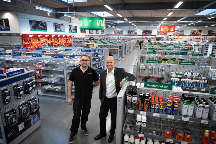 Jens Waarst-Rasmussen (tv.), der er butikschef hos Lemvigh-Müller i Hillerød, ser frem til tre dages åbningsfest sammen med  butiksdirektør Peter von der Hude (th.).