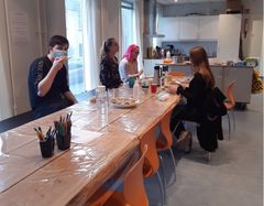 Mødestedet i Rudkøbing har åbent de fleste af døgnets timer, og en af de tilbagevendende aktiviteter er madkurser med enkle, nærende retter på dagsordenen. Foto: Handlekompetente unge