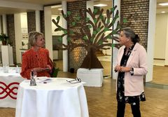 Lykke Friis, præsident for Kræftens Bekæmpelse og Helen Bernt Andersen, formand for Kræftens Bekæmpese i samtale ved weekendens repræsentantskabsmøde.