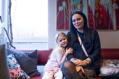 Nina Worm og datteren Silja kommer i Familienetværket Aarhus Vest. Foto: Jens Peter Engedal.