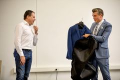 Da medarbejderne i MiR i dag fik besked om, at de får ny topchef, overrakte den hidtidige CEO Thomas Visti et MiR-blåt jakkesæt til Søren E. Nielsen, President for Mobile Industrial Robots.