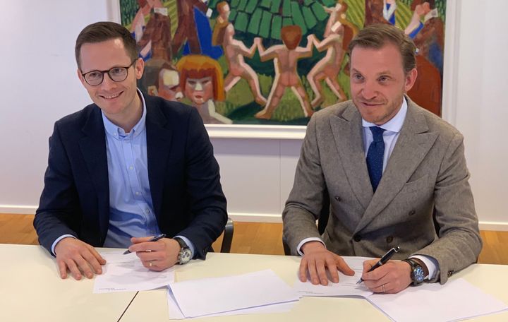 Jens Grønlund, direktør for Online Brands i TDC Group, og Peter Engelbrecht, administrerende direktør i Firmafon, underskriver aftalen, som betyder, at Firmafon bliver en del af TDC Group.