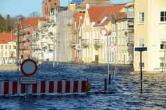 Det er sjældent, at hav- og fjordvand finder vej helt ind i byernes gader som her i Sønderborg – men ifølge DMI skal vi til at vænne os til risikoen. Foto: PR.