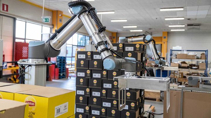 Unilever har helautomatiserat två produktionslinjer i Katowice där sex UR10-robotar nu hanterar ett steg som avser förpackning av te.