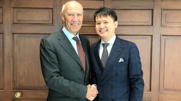 PR-foto: World Intellectual Property Organization.

WIPO’s generaldirektør Francis Gurry ønsker i marts 2020 Daren Tang fra Singapore tillykke med nomineringen til posten som ny generaldirektør