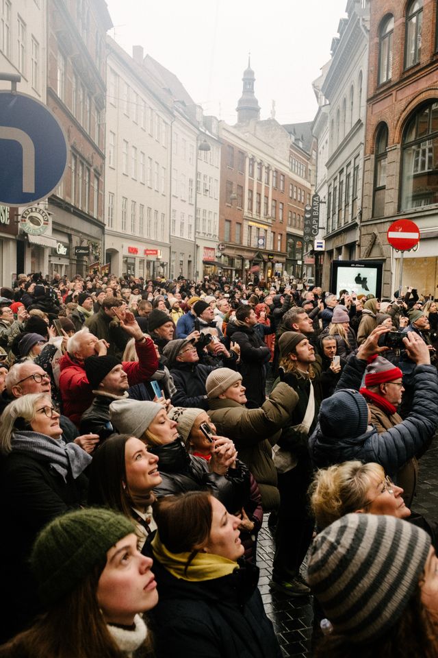 Fremmødt publikum ved Rundetaarn på nedhejsningsdagen_Foto Malthe Ivarsson