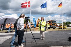 Vejdirektør Jens Holmboe bliver interviewet til tysk tv. Foto: Vejdirektoratet