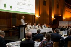 CFO, Lars Sørensen, til møde om Årsrapport 2016