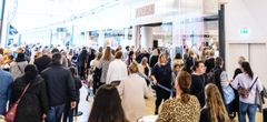 Få minutter før åbningen var køen udvidet langs det meste af gangen på første sal i Danmarks største indkøbscenter, Field´s. I alt 13.700 personer besøgte butikken i løbet af åbningsweekenden. Foto: PR.
