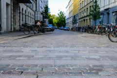 I Linnésgade og i Rømersgade i indre København er asfalten blev skrællet af og knap 1.200 m2 brosten er blevet genbrugt. Foto: Klaus Hybler