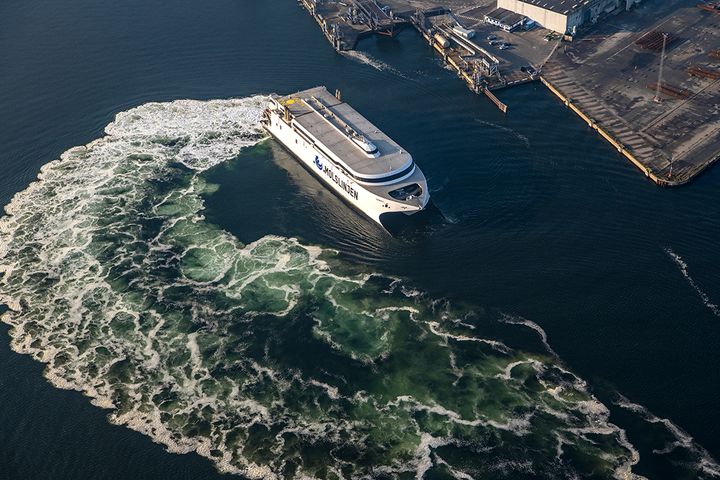 Molslinjens færger sejler for at opretholde mobilitet og sammenhængskraft i Danmark. En række initiativer skal tage vare på passagerer og besætninger.