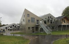 Tirsdag var der officiel indvielse af Skovbakkeskolen i Odder kombineret med rejsegilde på den tilhørende daginstitution Krible Krable Huset.