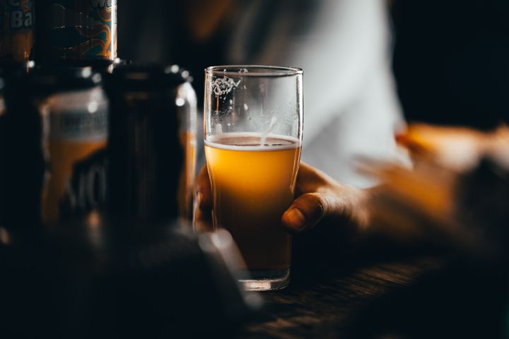 Unge drikker for meget og for tidligt. Kræftens Bekæmpelse ønsker en 18-årsgrænse for køb af al alkohol. Foto: Unsplash.com
