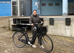 Sarah Wedsted fra Aarhus modtog med Årets Debutantpris i VI CYKLER TIL ARBEJDE 2020 en el-cykel. I år er der Gazelle el-cykler til alle på vinderholdet.