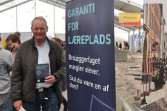 Oldermand Claus Johnsen tager endnu en tørn i Brolæggerlauget