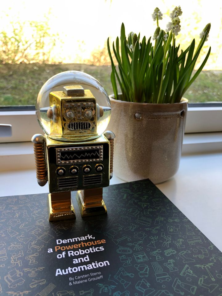 Den nye udgivelse er den mest omfattende, der hidtil er skrevet om den danske robotindustri. Den er allerede forhåndssolgt i 2.200 eksemplarer.